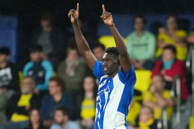 Samu Omorodion playing for Alaves