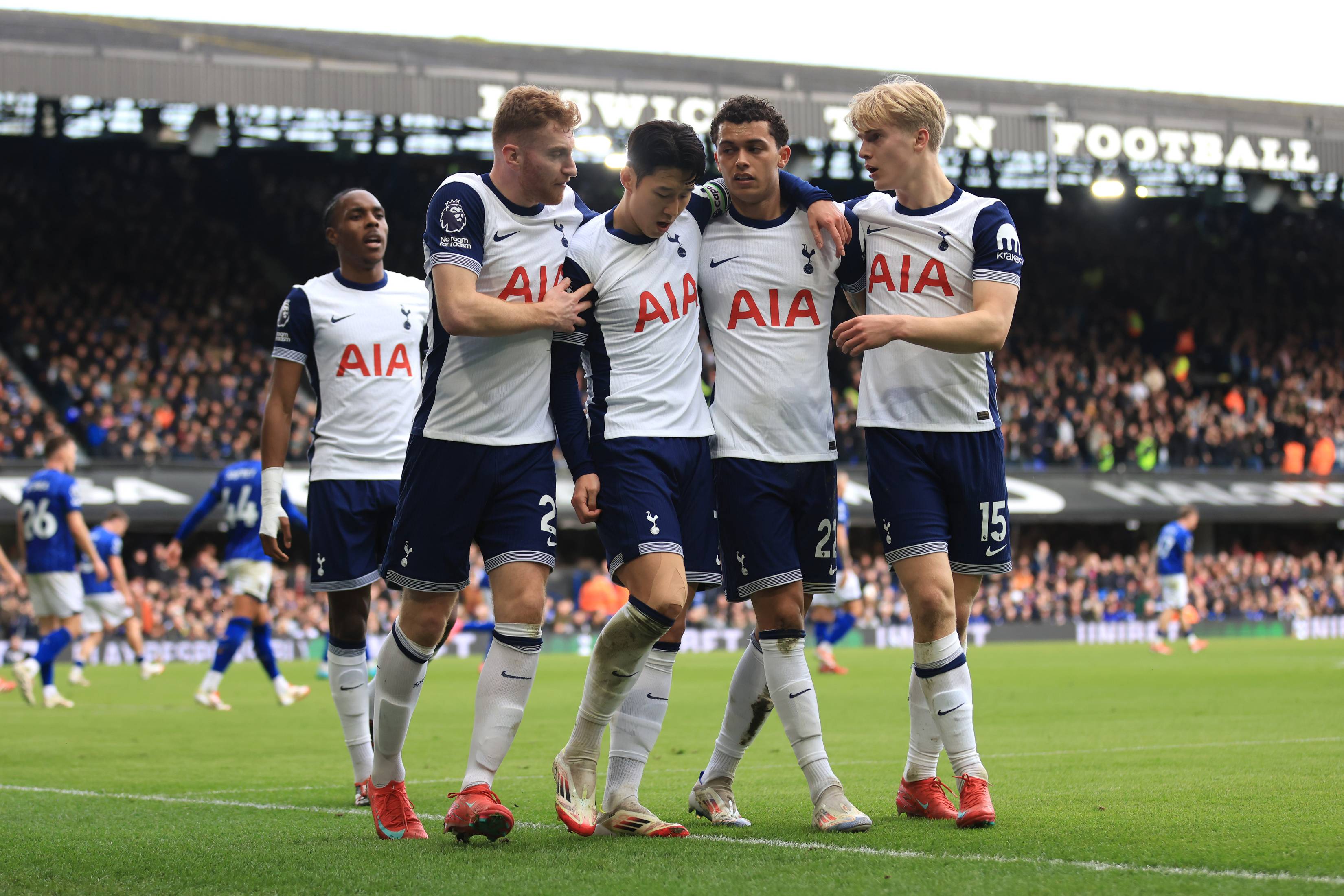 The Spurs players celebrate against Ipswich
