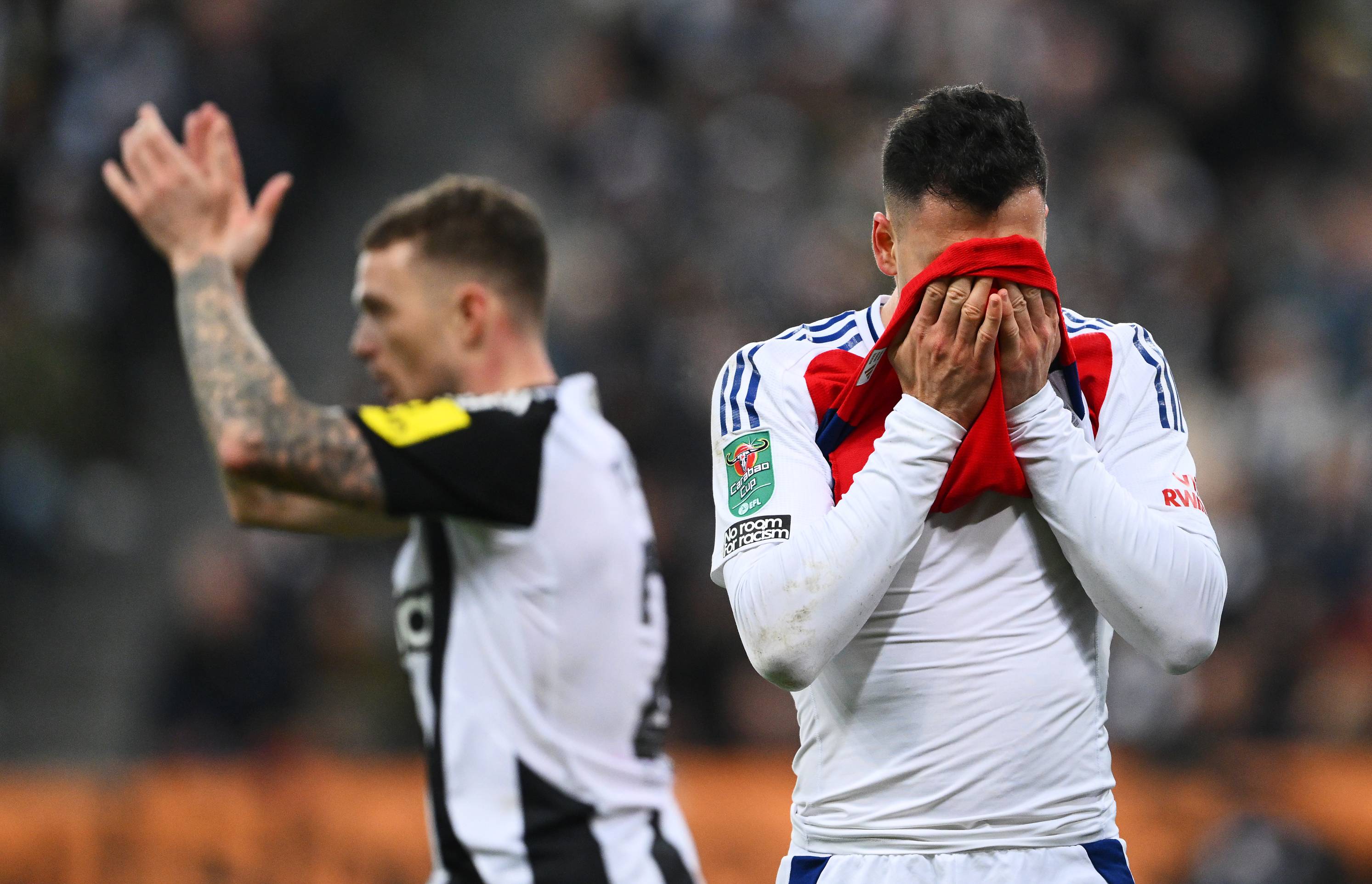 Gabriel Martinelli goes off injured against Newcastle