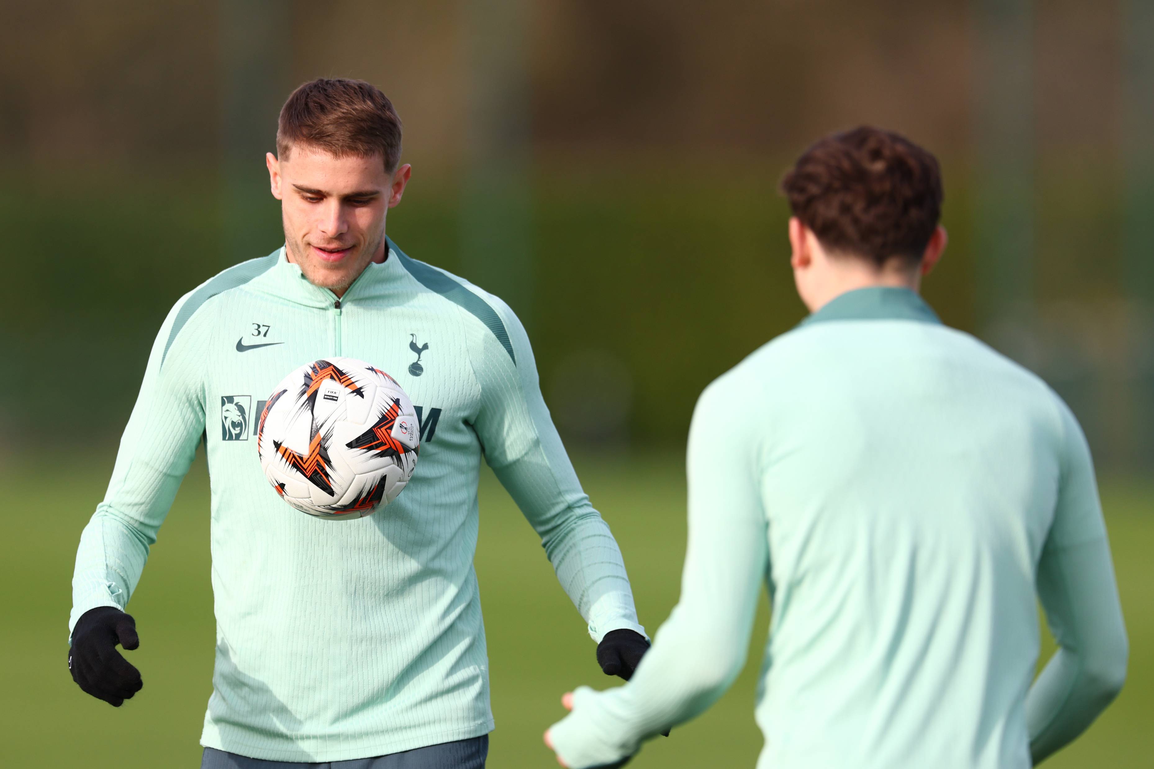 Micky Van de Ven in Spurs training