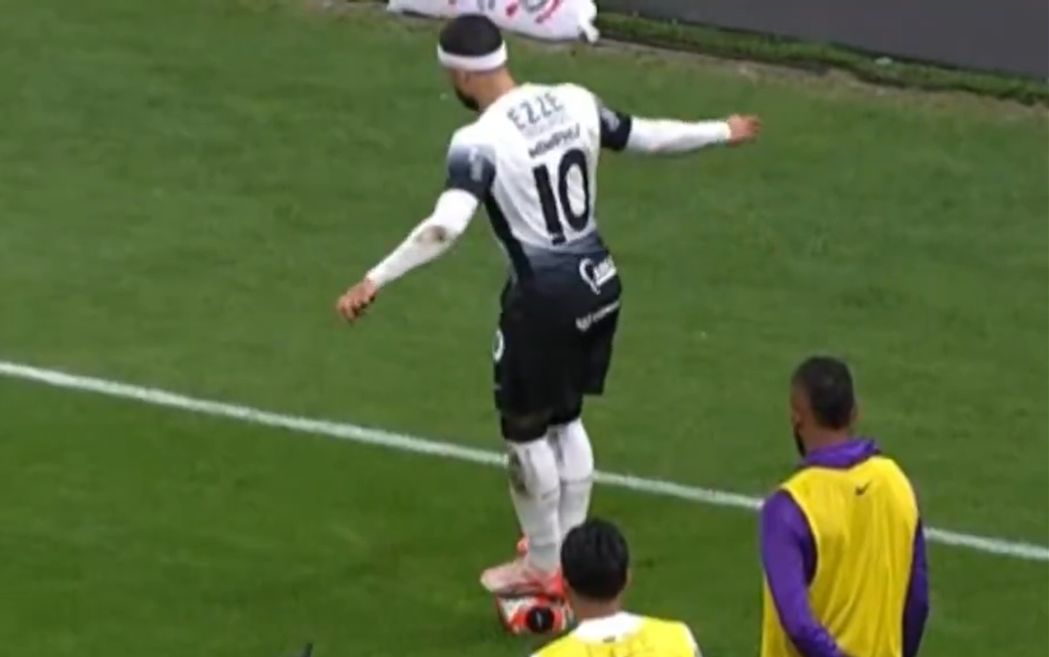 Memphis Depay stood on the ball and sparked a mass brawl