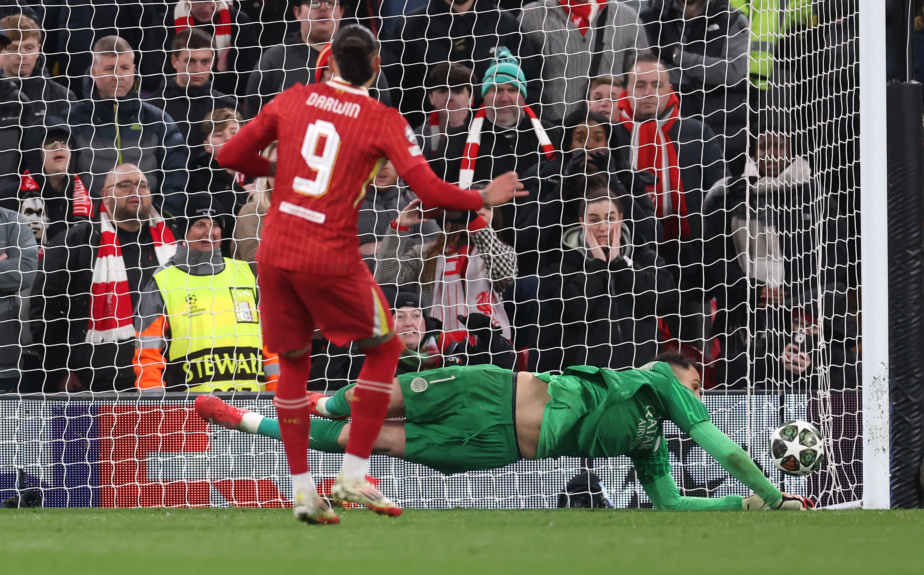 Darwin Nunez misses a penalty against PSG