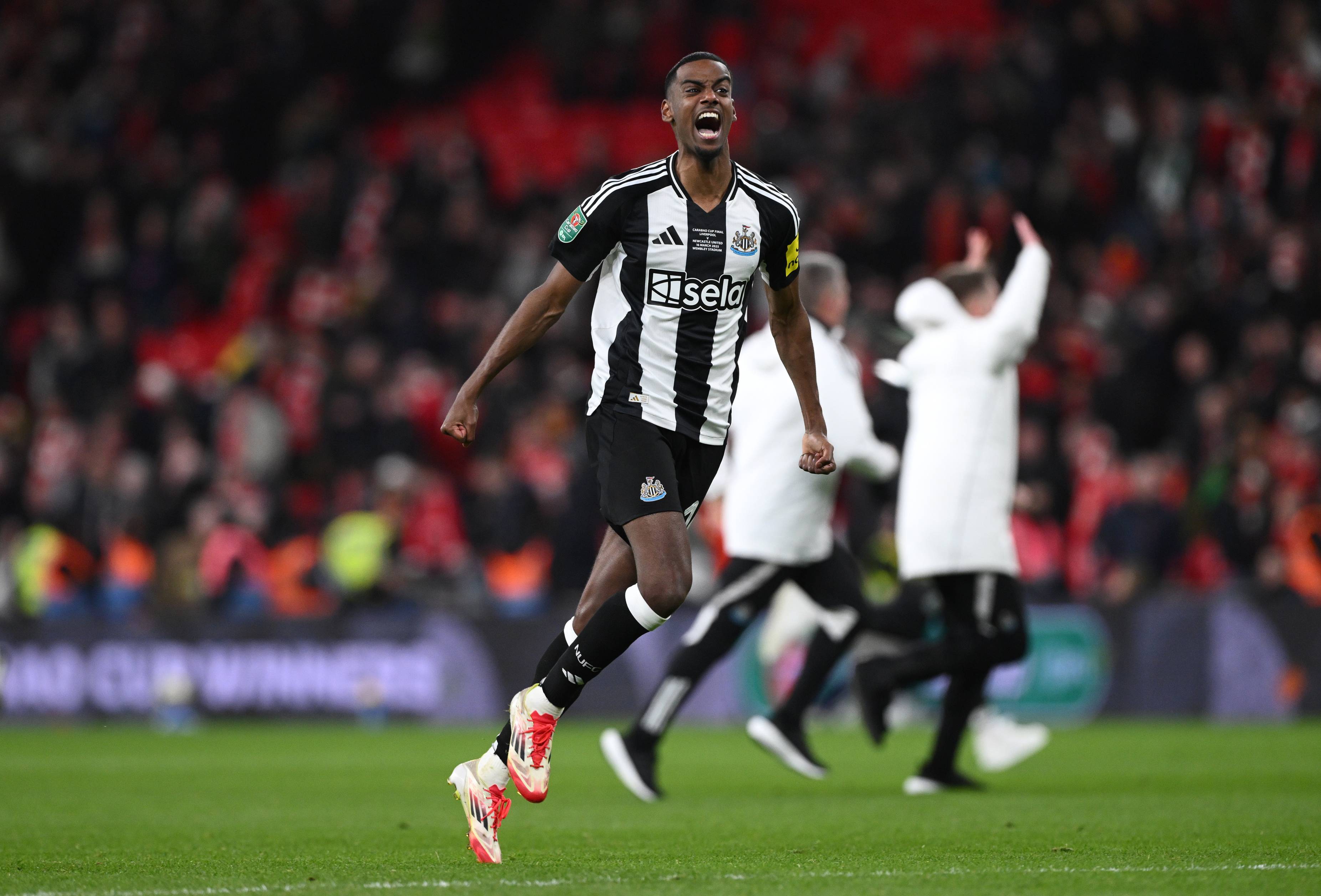 Isak celebrates winning the Carabao Cup