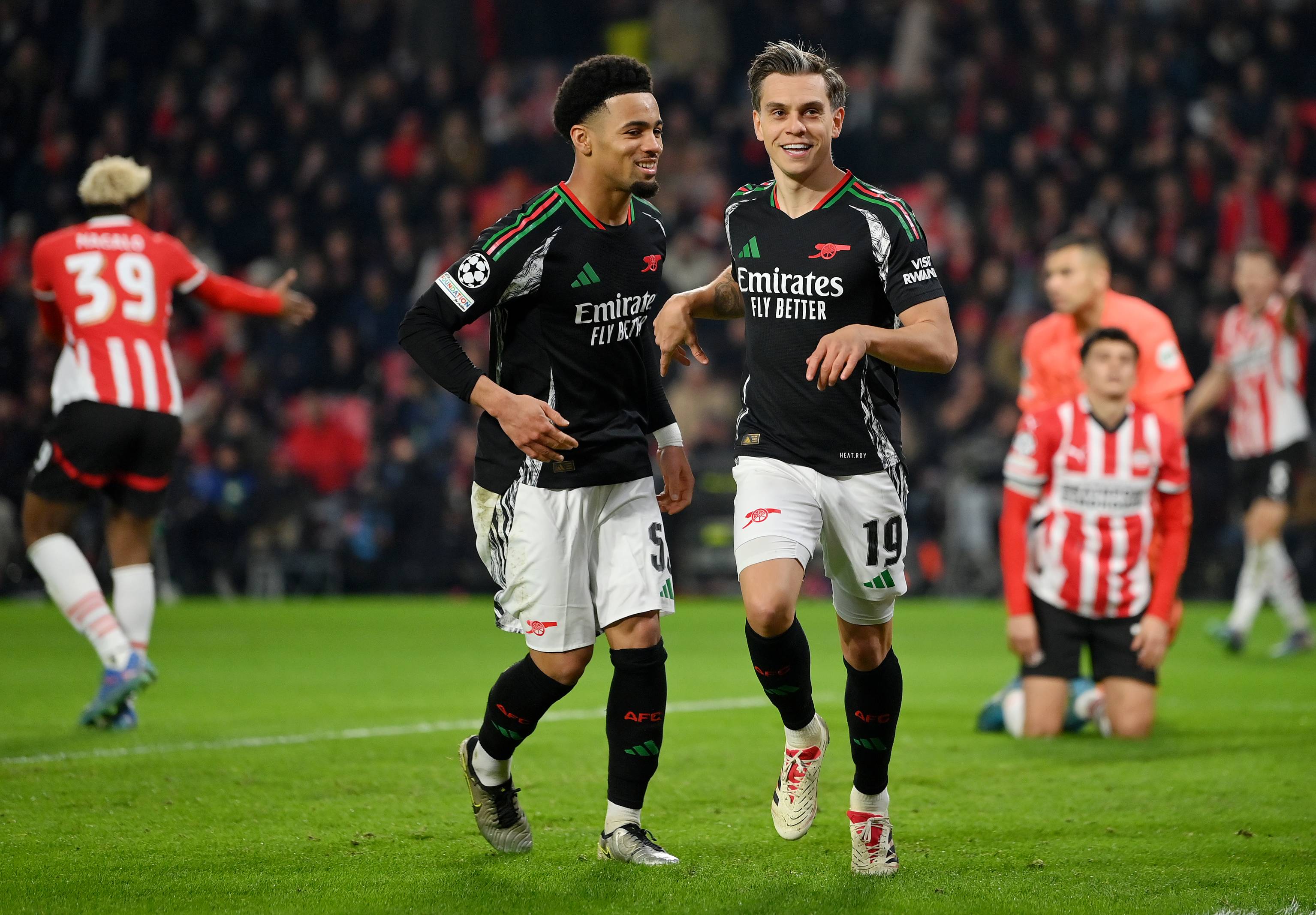 Ethan Nwaneri and Leandro Trossard celebrate