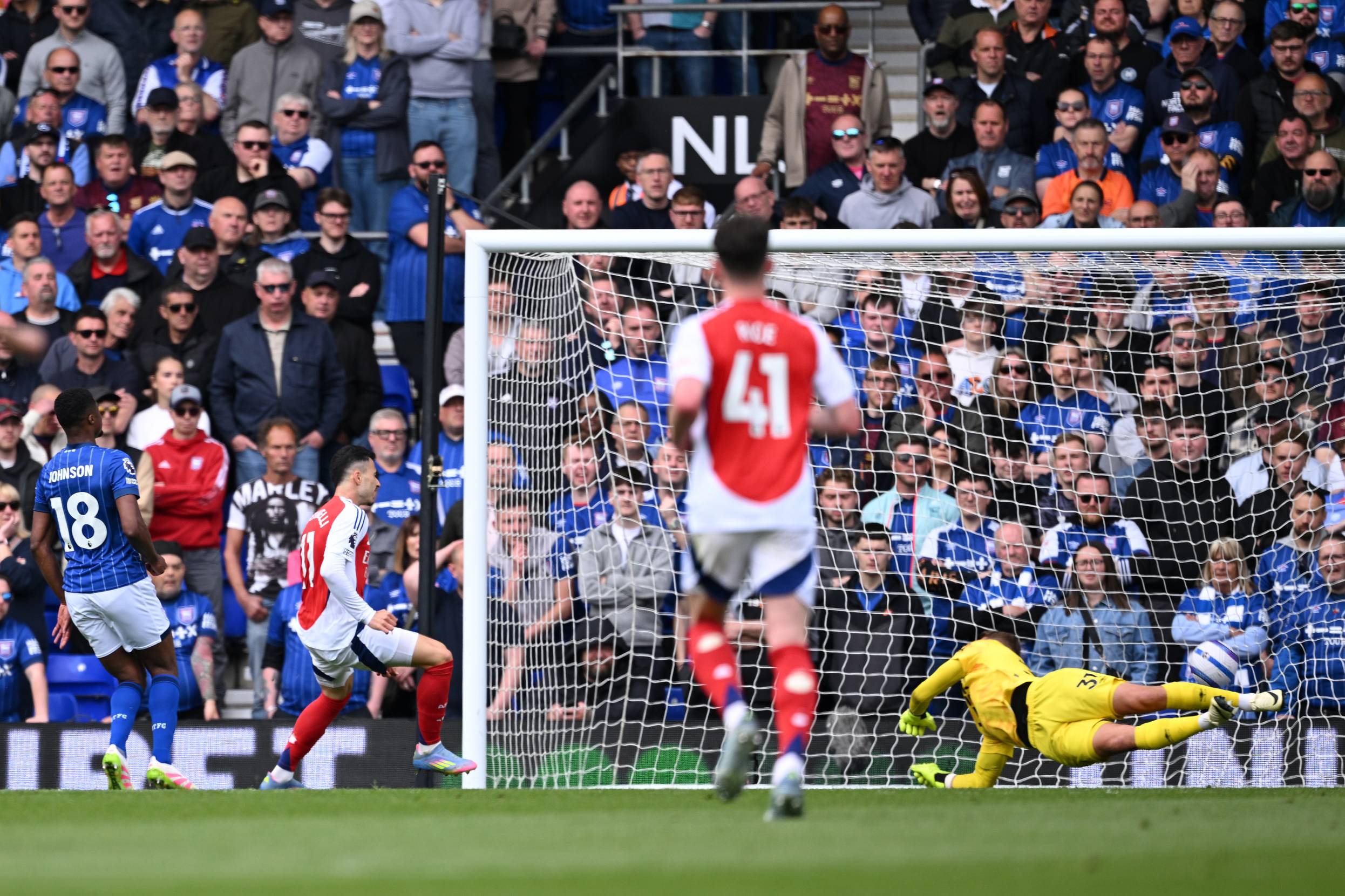 Martinelli scores for Arsenal against Ipswich