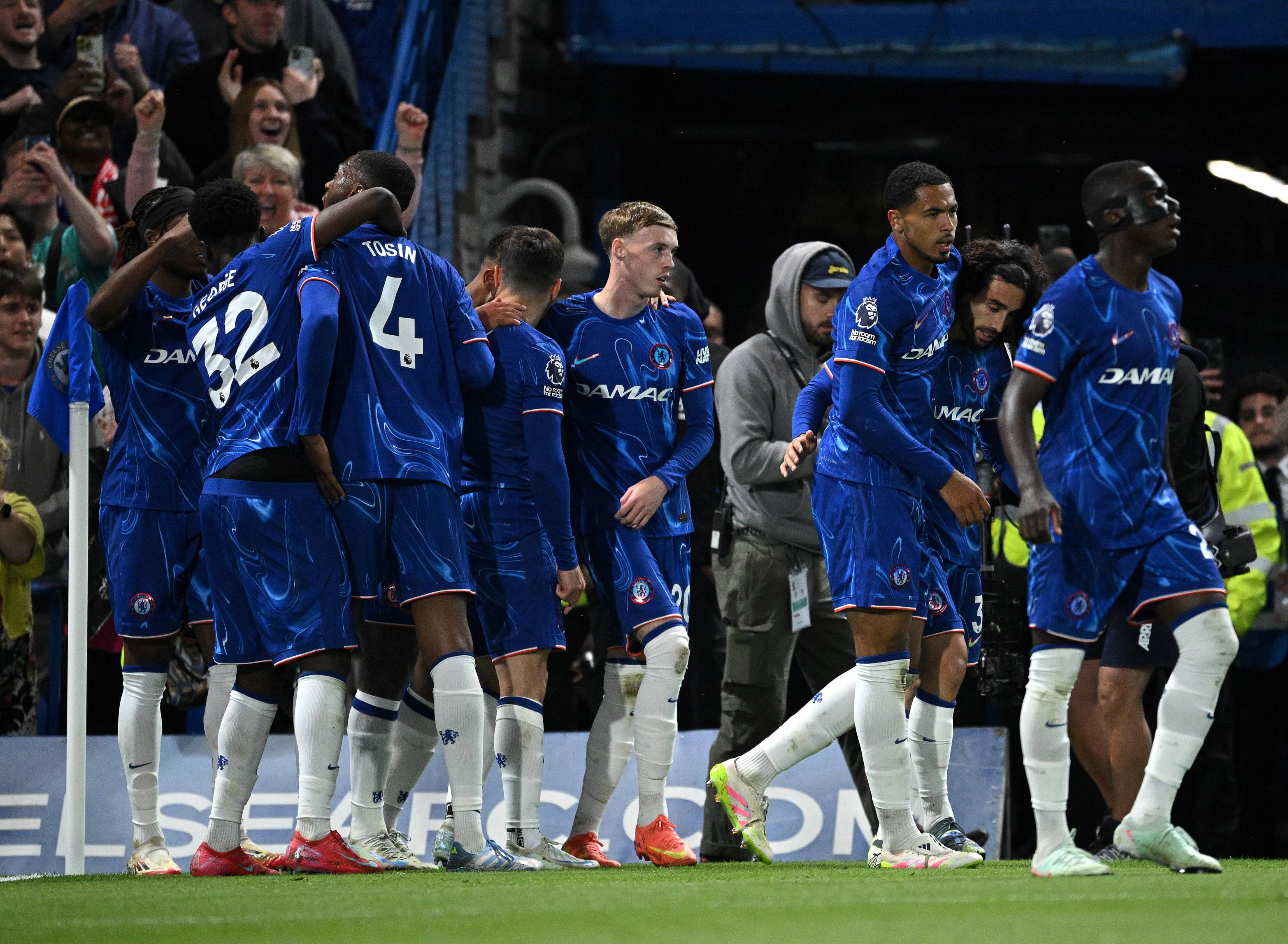 Chelsea celebrate Man Utd