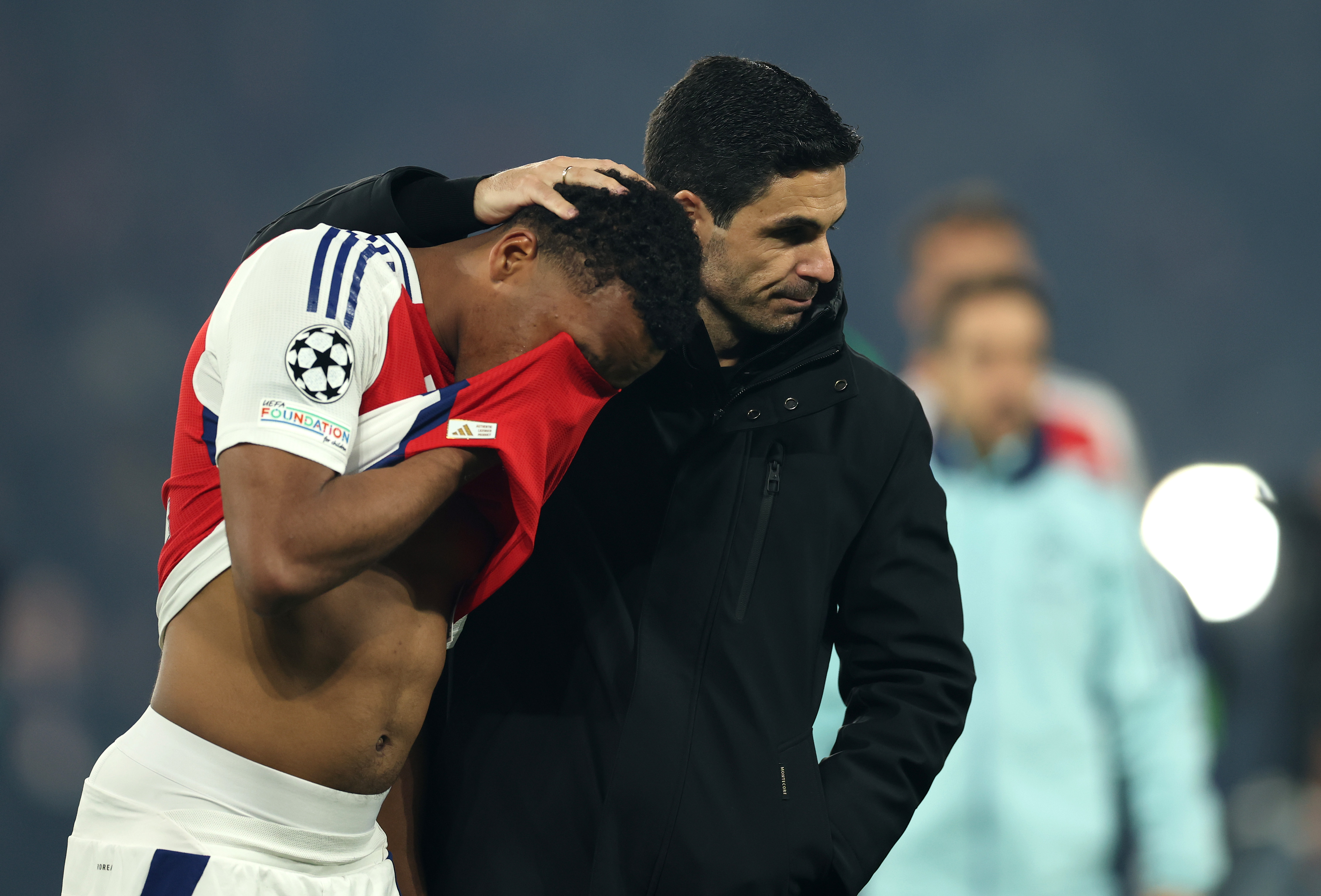 Mikel Arteta consoles Jurrien Timber