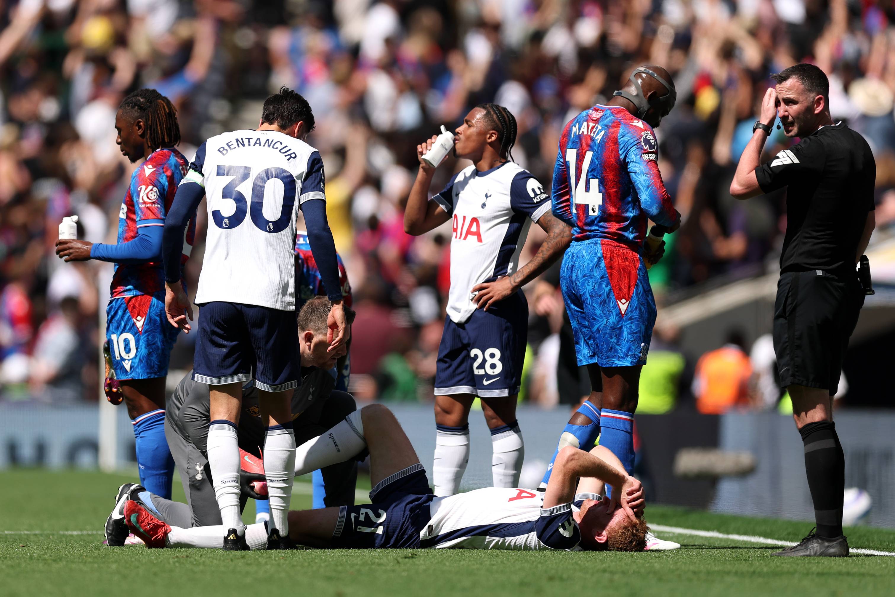 Kulusevski goes down injured against Crystal Palace