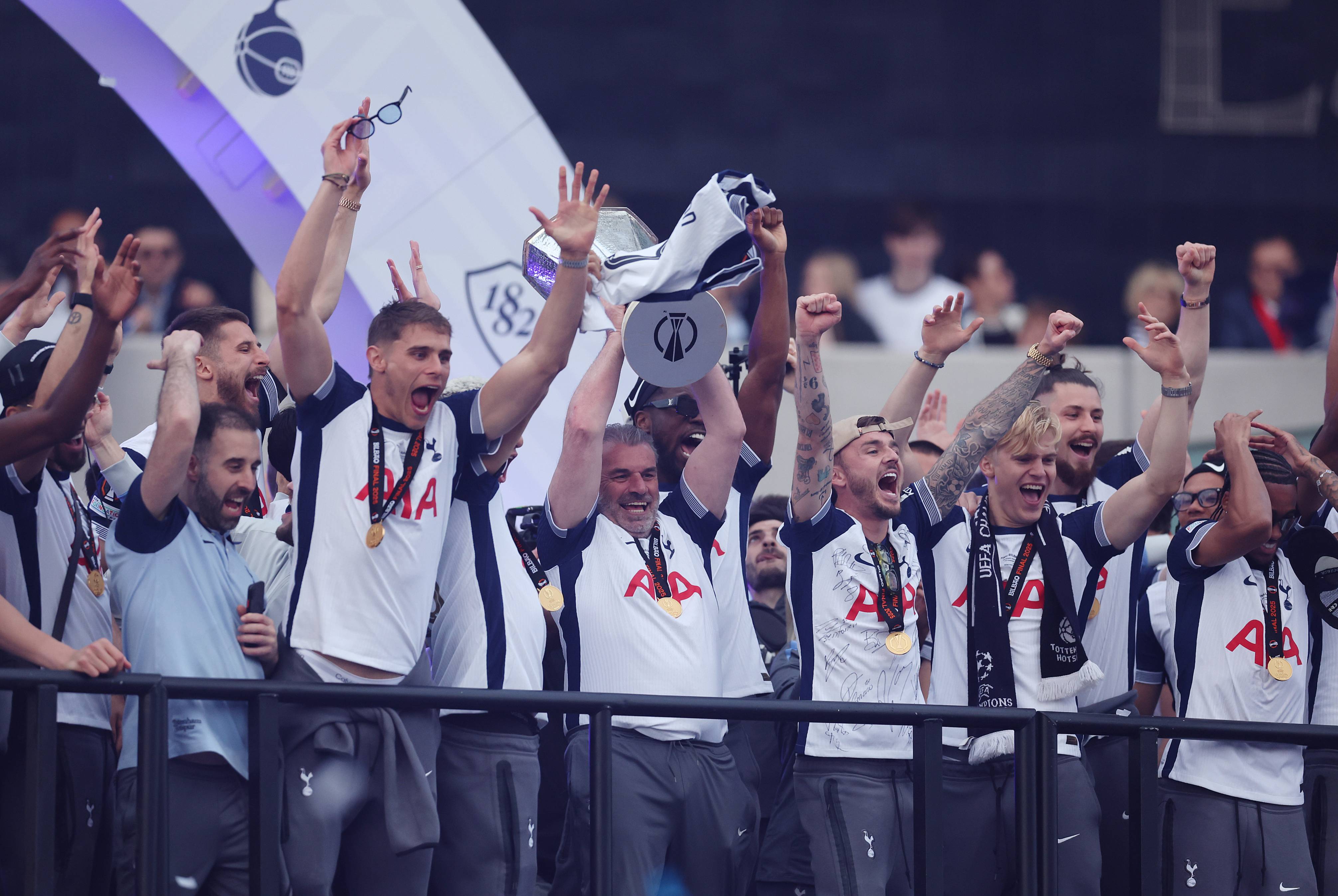 tottenham-hotspur-uefa-europa-league-trophy-parade-2-1.jpg