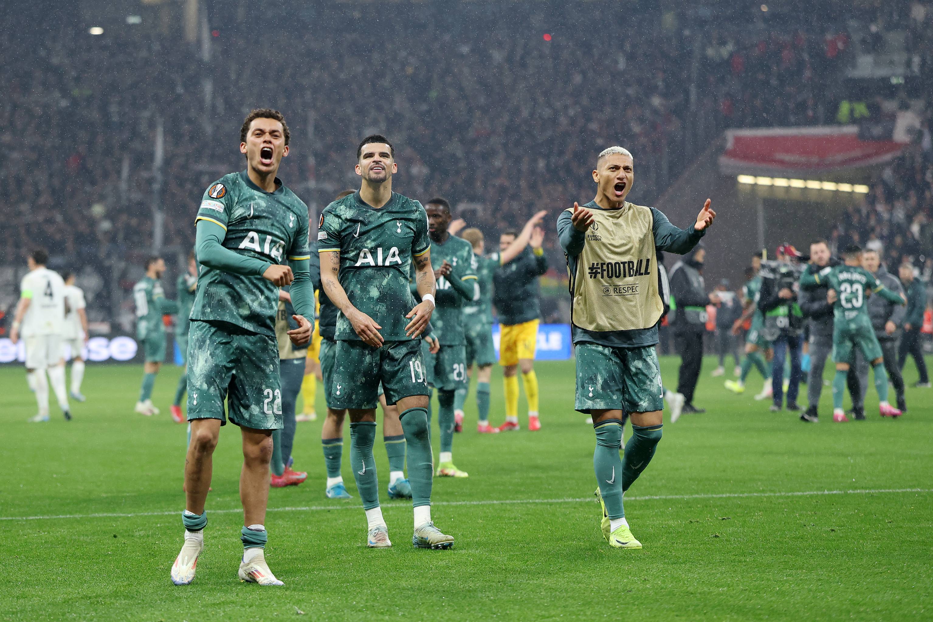 Spurs celebrate after beating Frankfurt