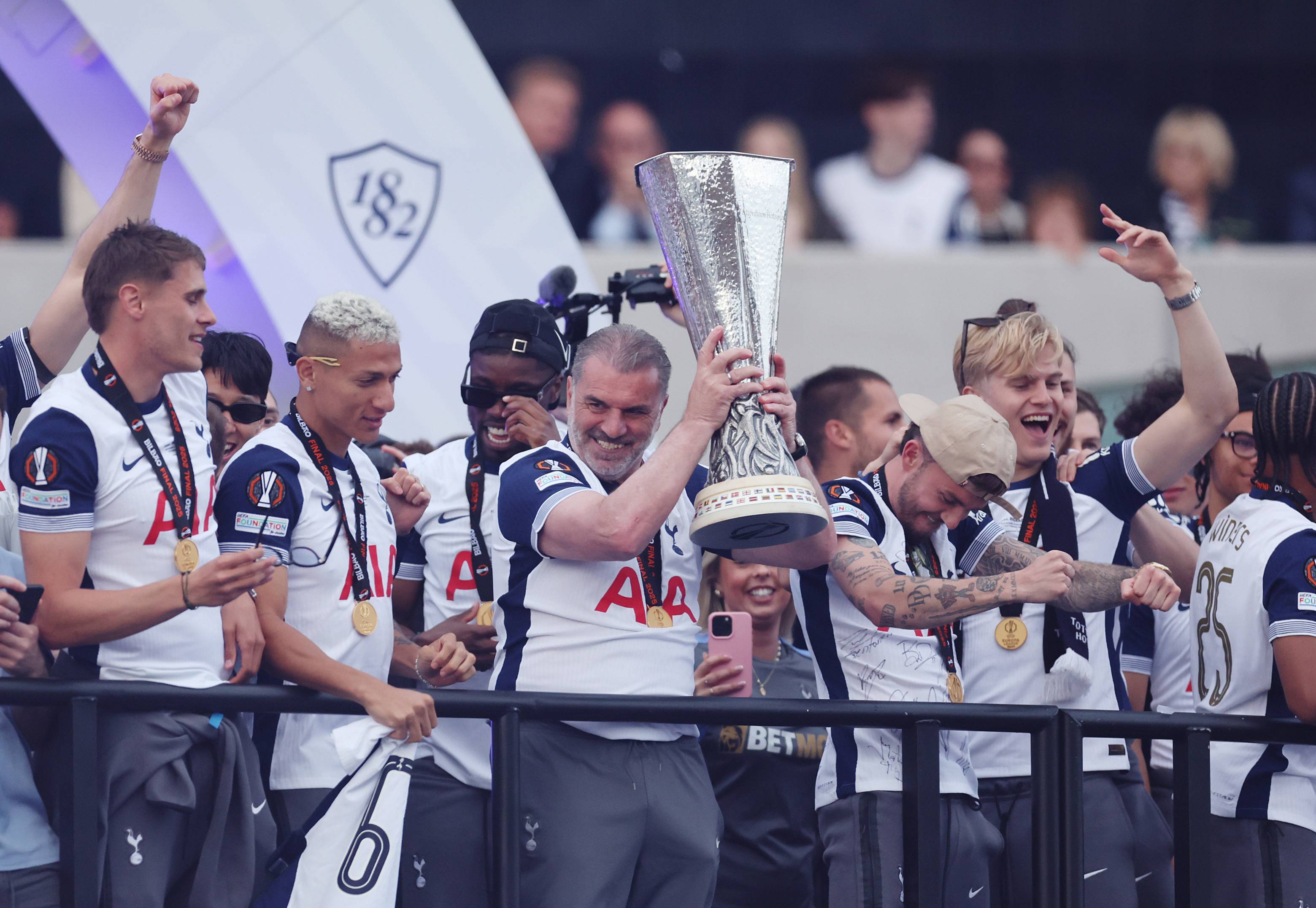 Ange Postecoglou with the Europa League trophy