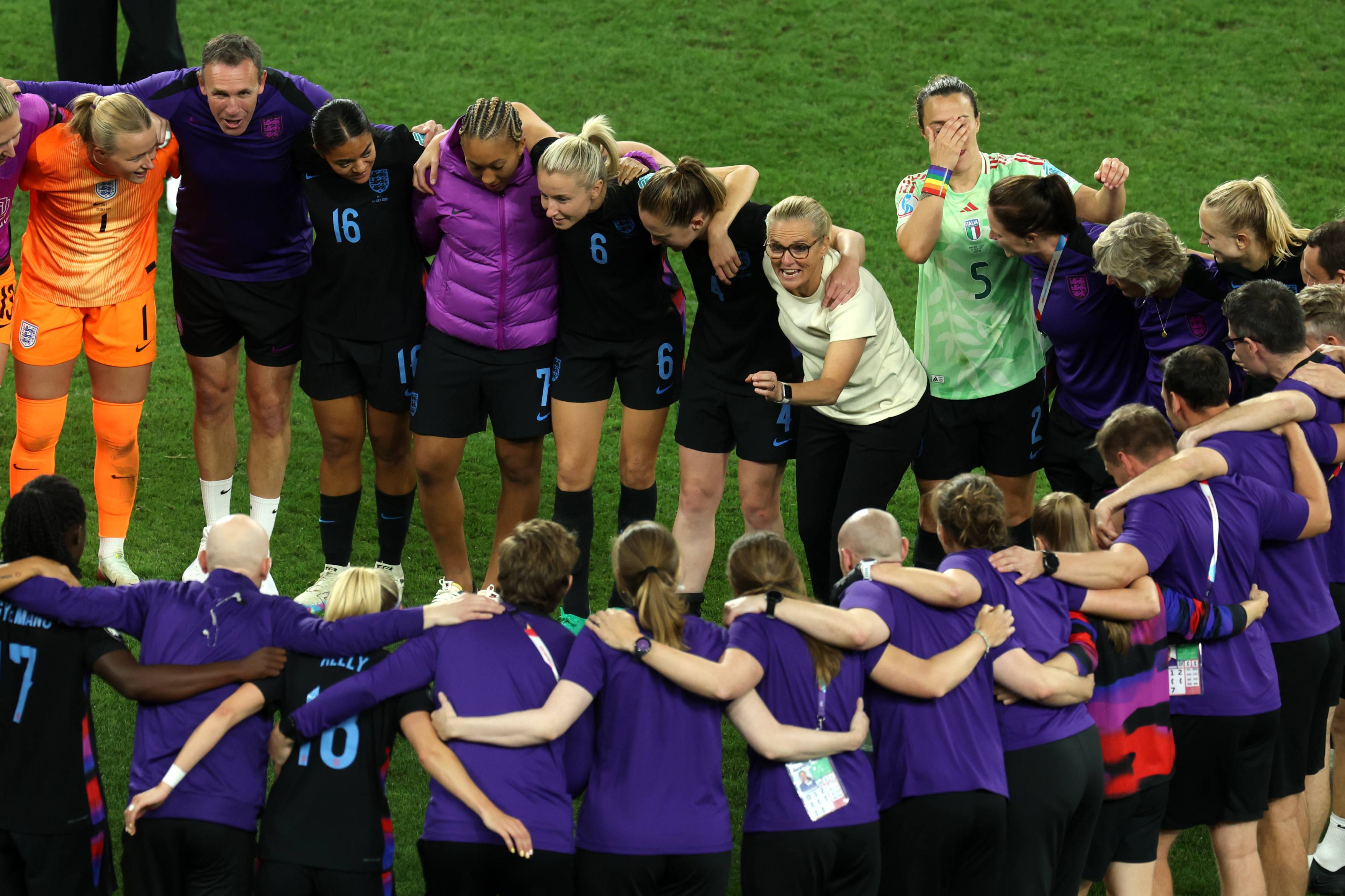 Sarina Wiegman and her England squad