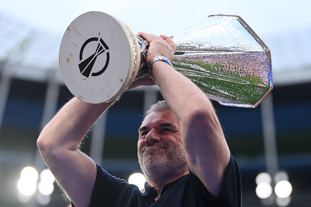 Ange Postecoglou with the Europa League trophy