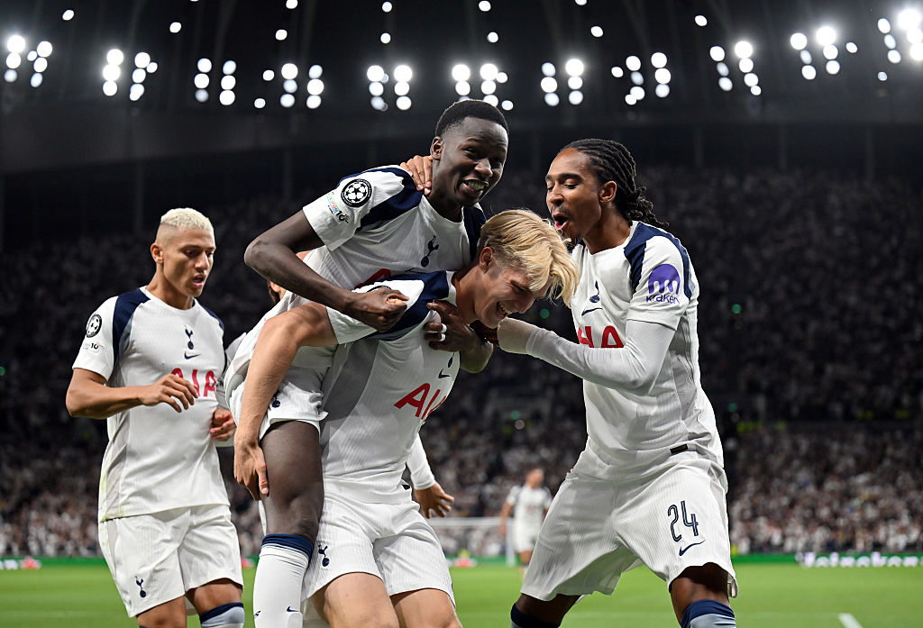 Tottenham players celebrate against Villarreal