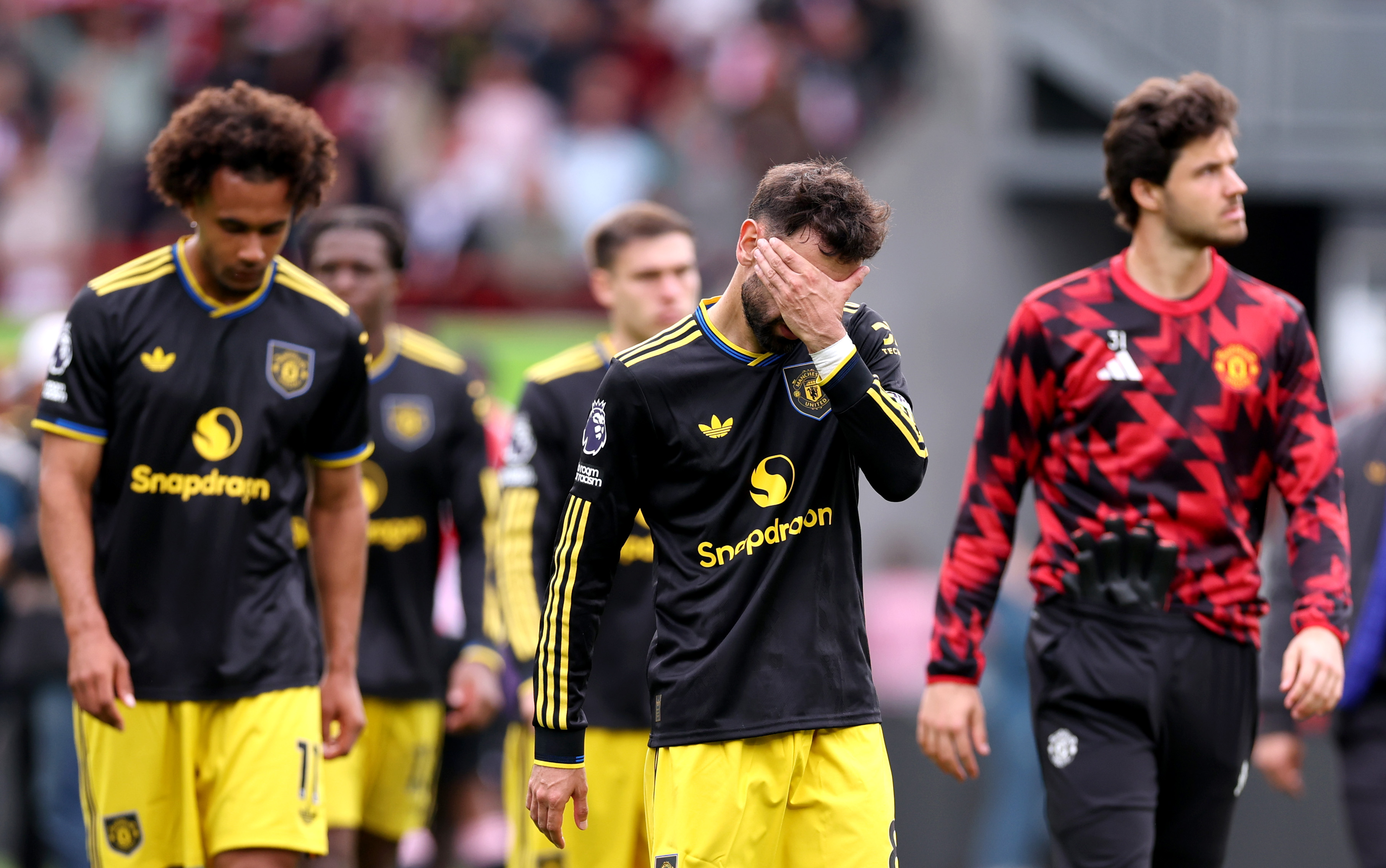 Bruno Fernandes and his Man Utd team-mates after losing to Brentford
