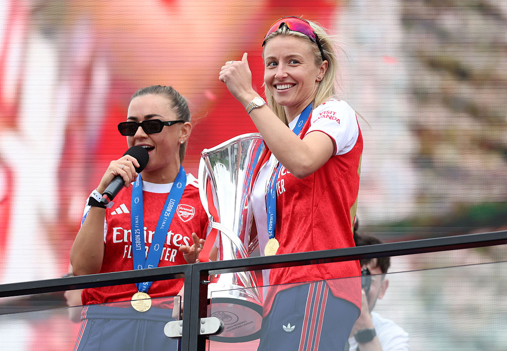 Arsenal defender Leah Williamson (right)
