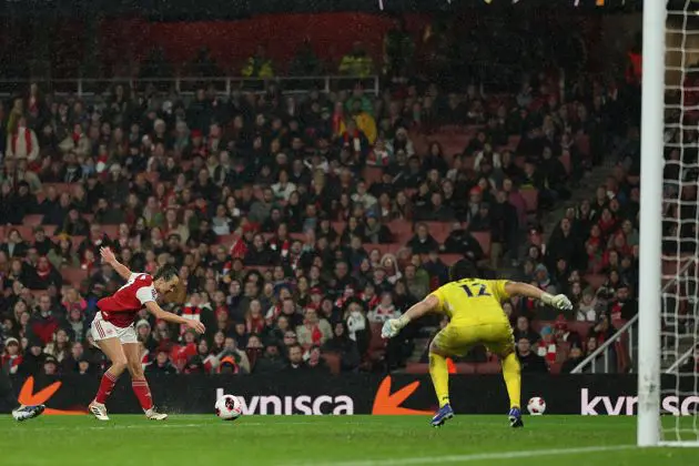 Caitlin Foord scores the winner for Arsenal
