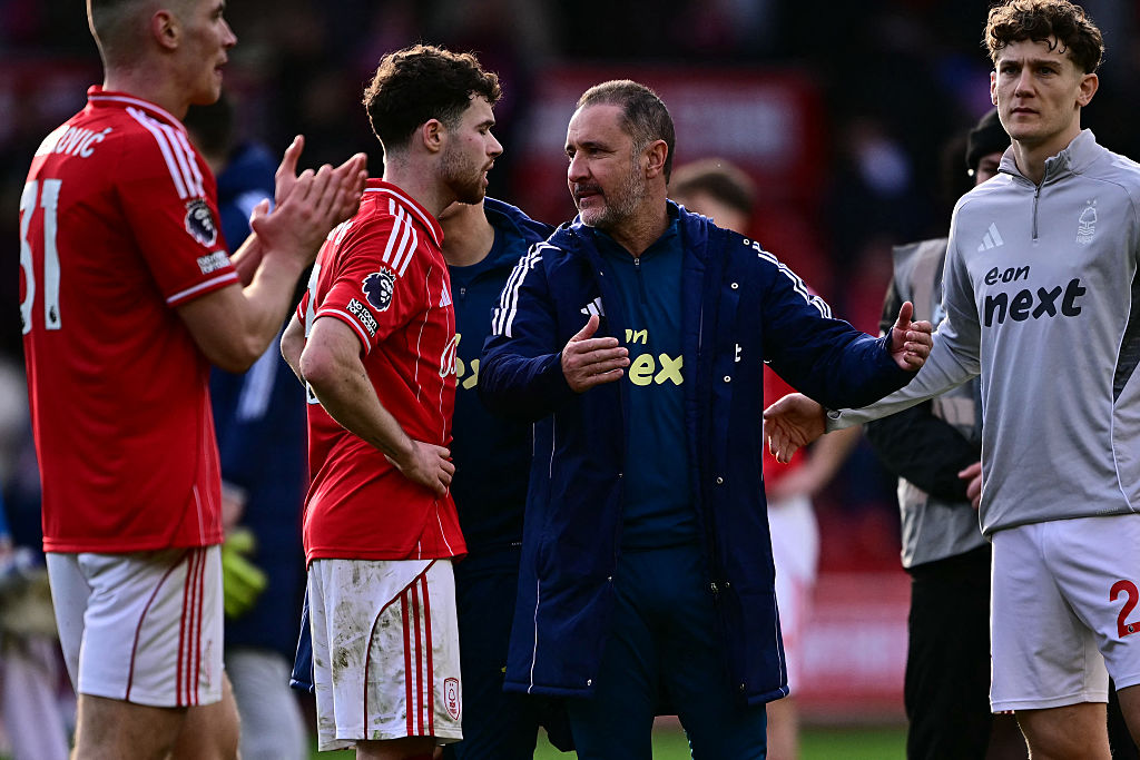 Vitor Pereira with his players