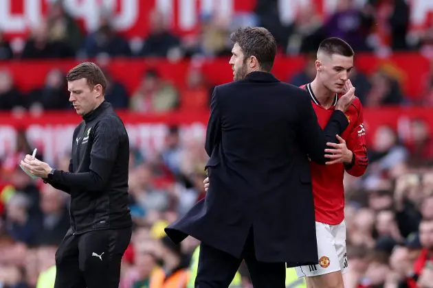 Michael Carrick and Benjamin Sesko