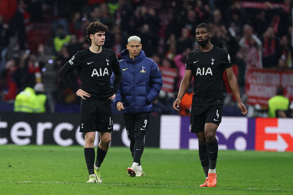 Kevin Danso next to Archie Gray