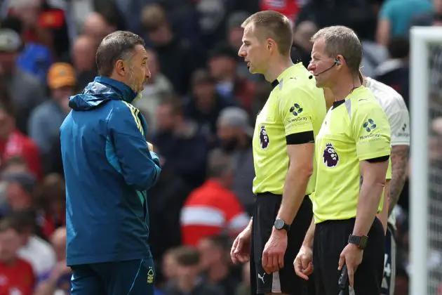 Vitor Pereira speaks to the referees