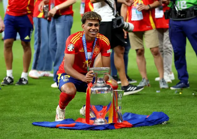 Lamine Yamal with the Euros trophy