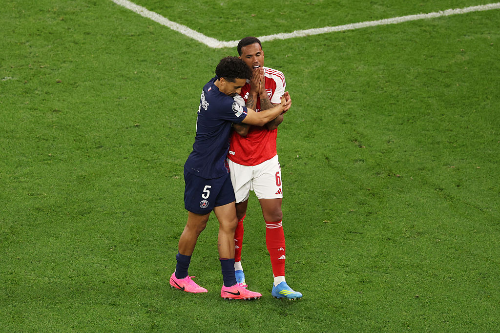 Marquinhos hugs Gabriel