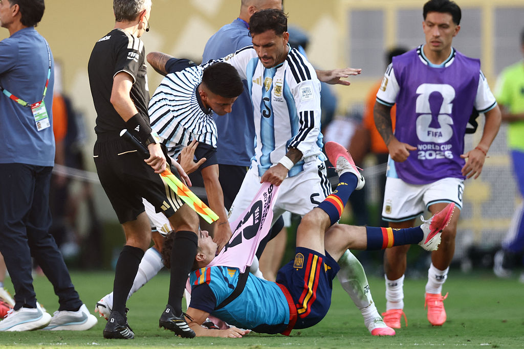 Leandro Paredes reacts angrily after Argentina's defeat to Spain