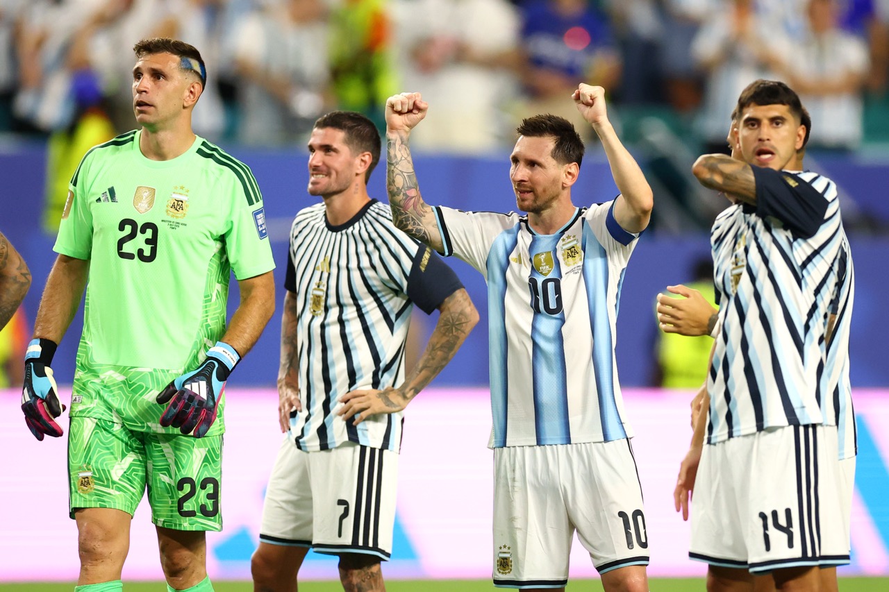 Argentina celebrate against Cape Verde