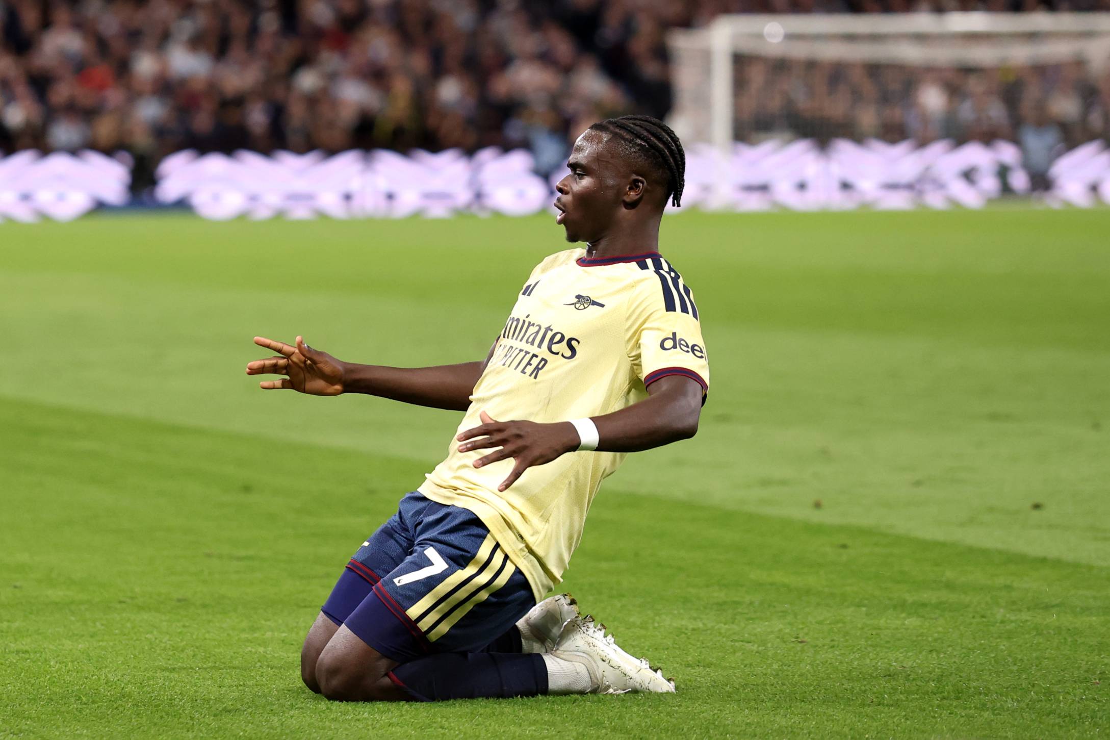 Bukayo Saka celebrates his goal