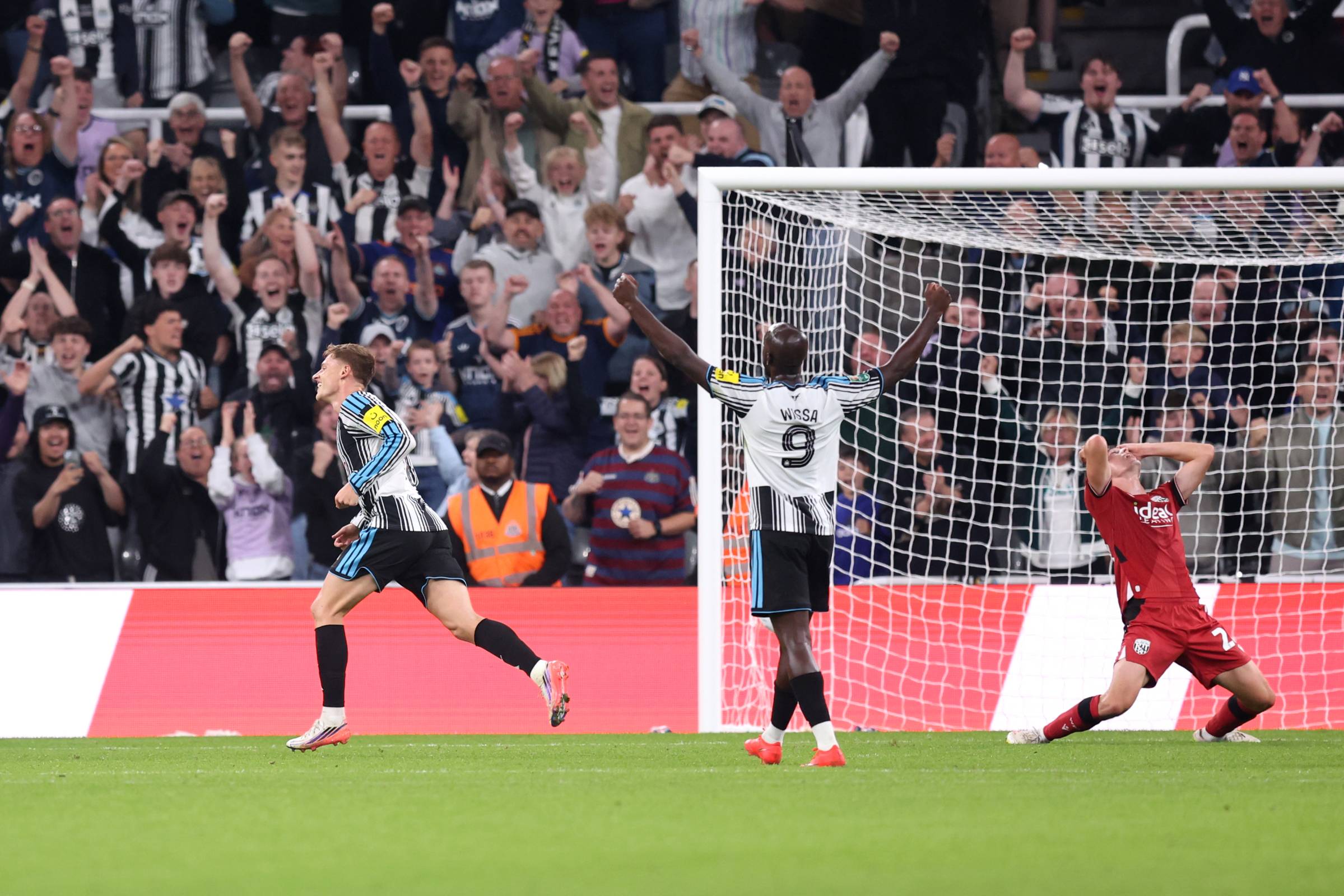Harvey Barnes celebrates his goal