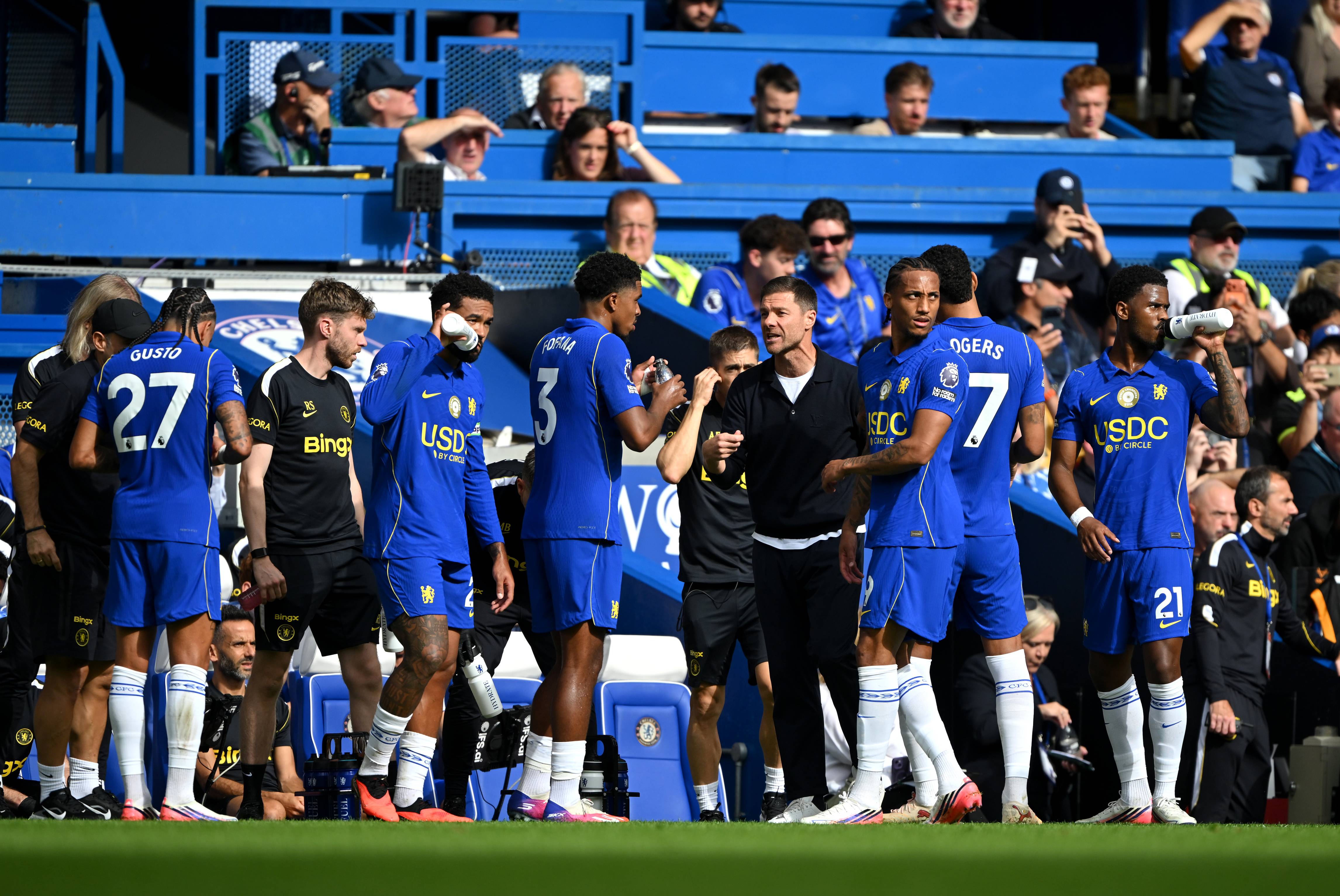 Xabi Alonso speaks to his Chelsea players