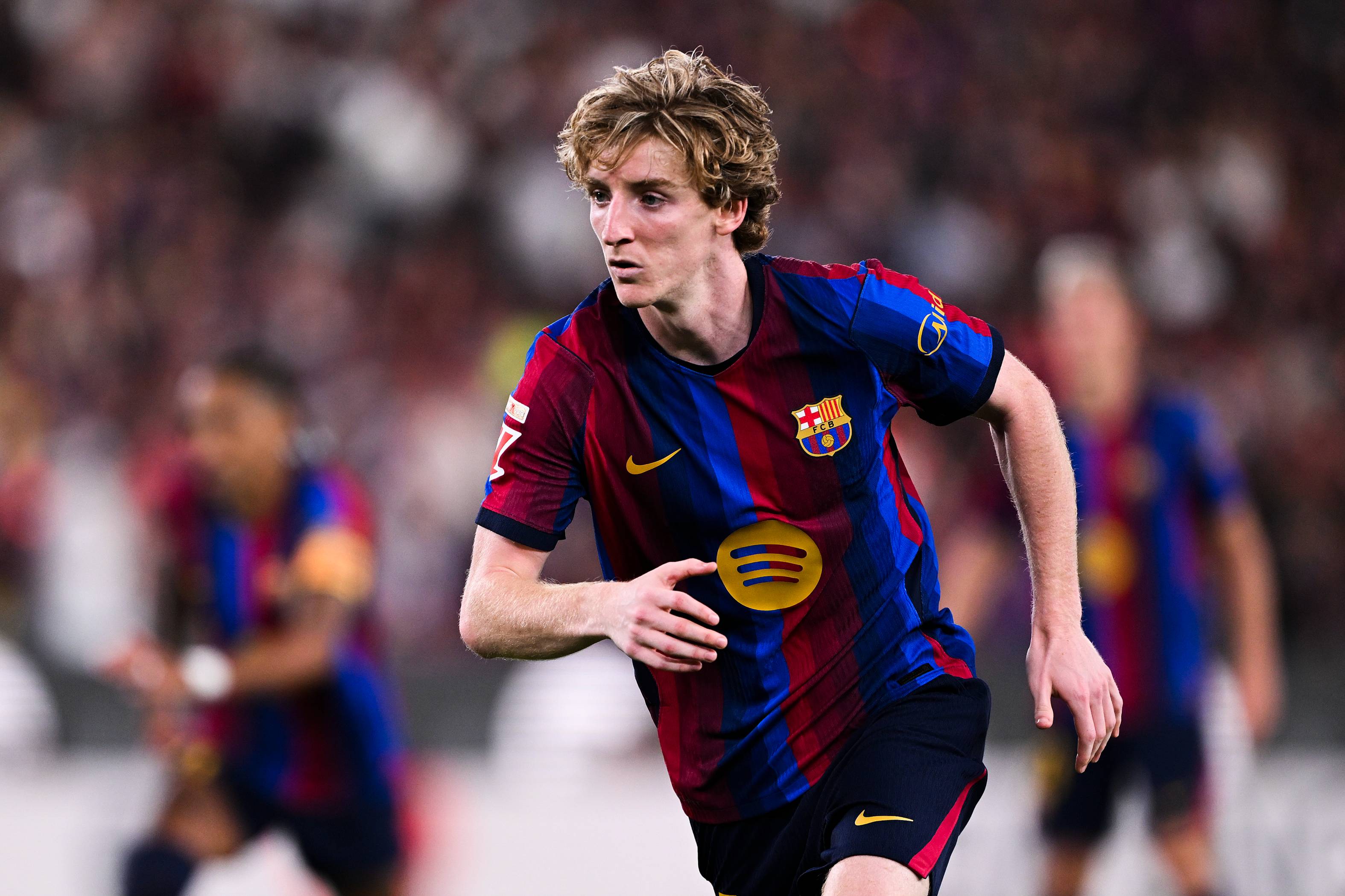 Anthony Gordon in action for Barcelona