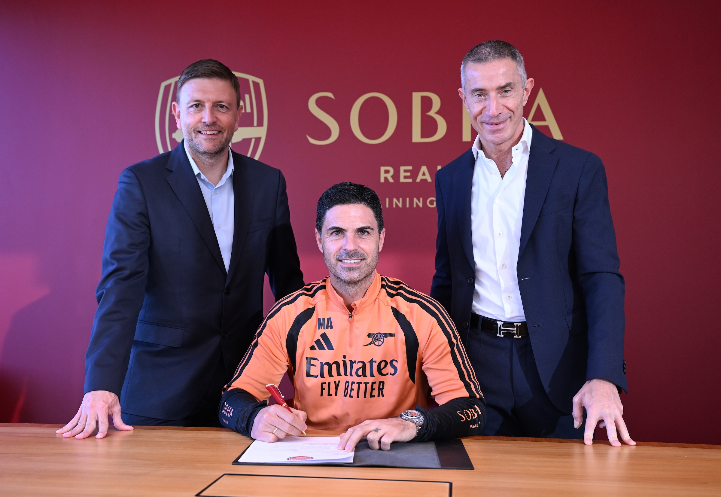Arsenal manager Mikel Arteta pens new deal as Richard Garlick and Andrea Berta look on. (ARSENAL FC)