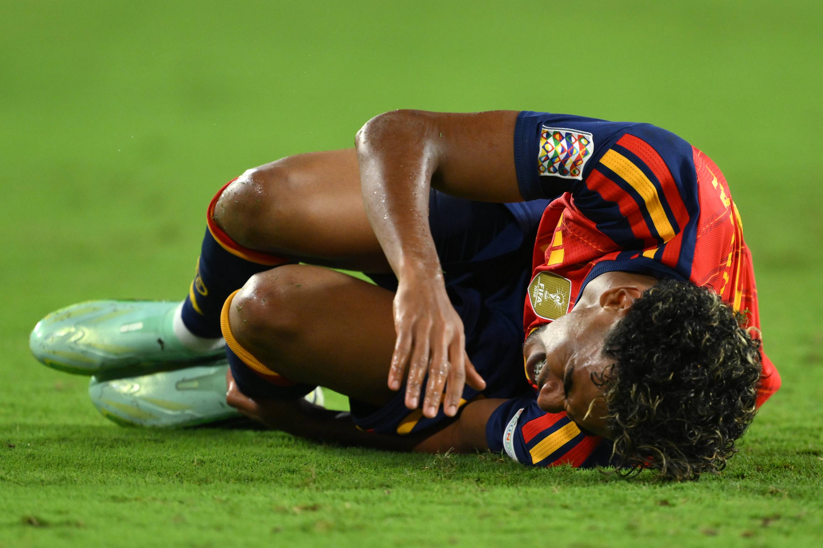 Lamine Yamal suffers an injury